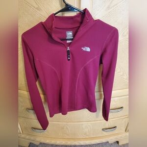 North face half zip long sleeve top. Marron like new condition size xs.